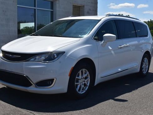 Used 2020 Chrysler Pacifica Touring-L FWD image 17