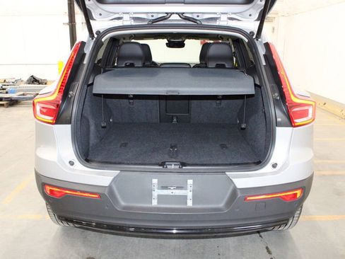 Used 2025 Volvo XC40 B5 Plus image 16