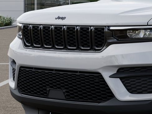 New 2025 Jeep Grand Cherokee Altitude image 8