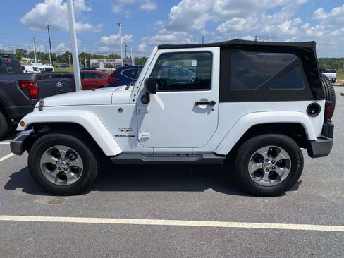 Used 2018 Jeep Wrangler Sahara w/ Connectivity Group AWD/4WD image 4