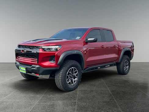 Used 2025 Chevrolet Colorado ZR2 w/ Technology Package AWD/4WD image 3