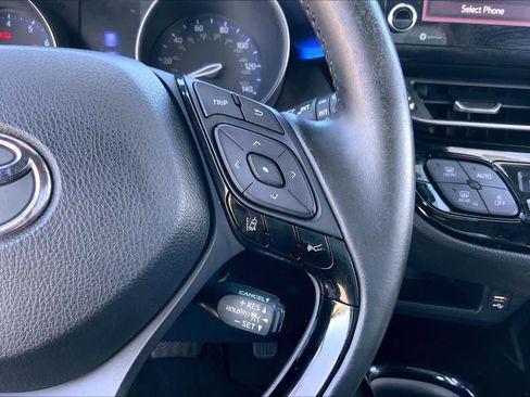 Used 2020 Toyota C-HR XLE FWD image 24