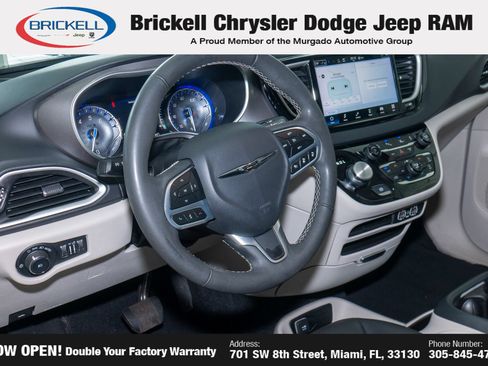 Used 2023 Chrysler Pacifica Touring-L FWD image 14