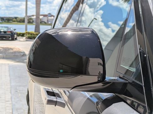 New 2025 Land Rover Range Rover Long Wheelbase SE image 11