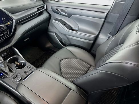 Certified 2025 Toyota Highlander XSE image 25