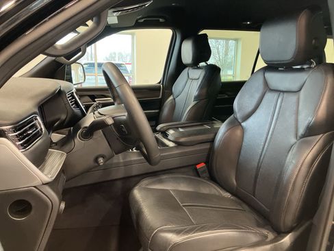 Used 2024 Jeep Wagoneer Series III AWD/4WD image 11