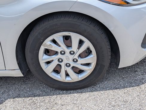 Used 2017 Hyundai Elantra SE FWD image 11
