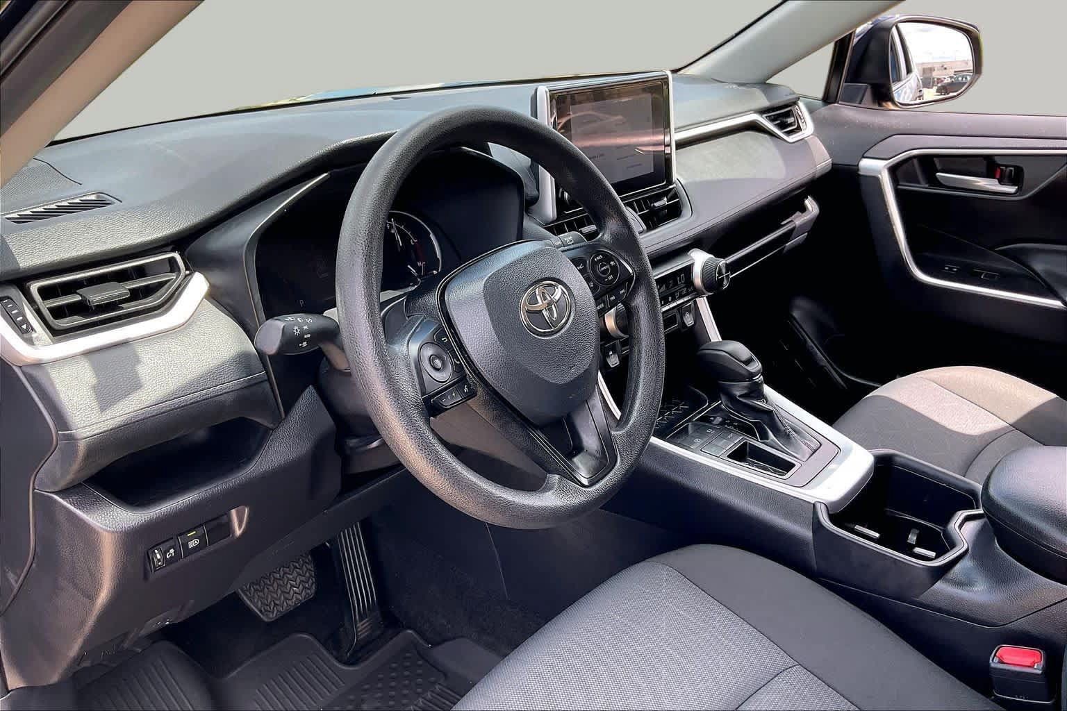 Used 2025 Toyota RAV4 XLE FWD image 15