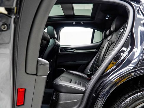 Used 2023 Alfa Romeo Stelvio Veloce AWD/4WD image 40