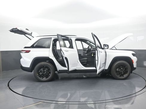 Used 2025 Jeep Grand Cherokee Altitude image 66