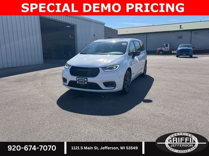 New 2026 Chrysler Pacifica Select