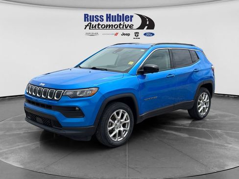 Used 2022 Jeep Compass Latitude w/ Sun and Sound Group AWD/4WD image 1