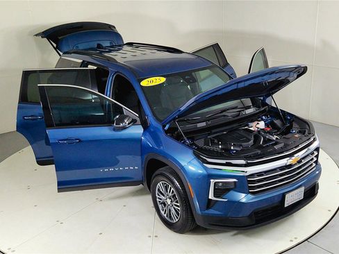 Used 2025 Chevrolet Traverse LT w/ Driver Confidence Package image 24