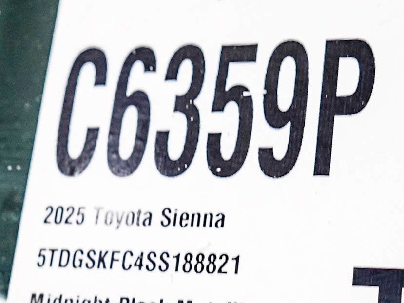 Used 2025 Toyota Sienna XSE AWD/4WD image 31