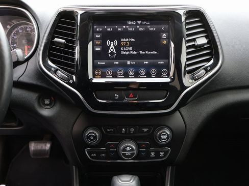 Used 2019 Jeep Cherokee Limited w/ Luxury Group image 27