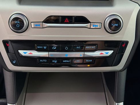 Used 2022 Ford Explorer XLT w/ Equipment Group 202A image 18