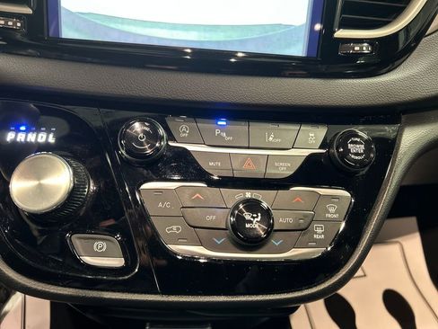 Used 2025 Chrysler Pacifica Select image 19