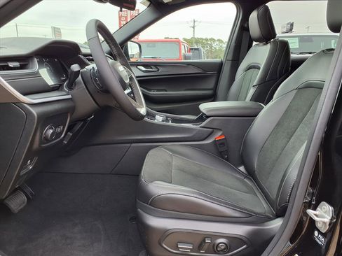 New 2025 Jeep Grand Cherokee L Altitude RWD image 8