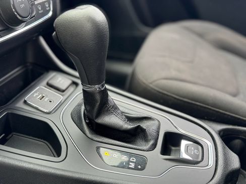 Used 2020 Jeep Cherokee Latitude FWD image 24