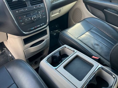 Used 2016 Chrysler Town & Country Touring FWD image 18