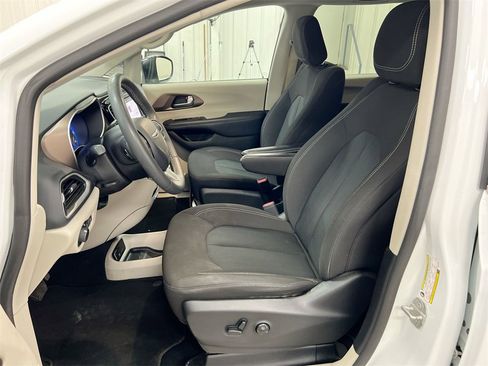 Used 2024 Chrysler Voyager LX image 18