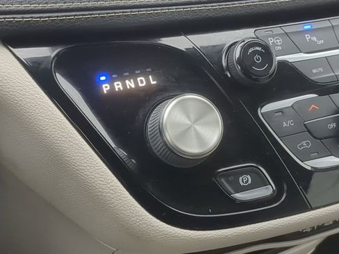 Used 2021 Chrysler Pacifica Touring-L FWD image 38