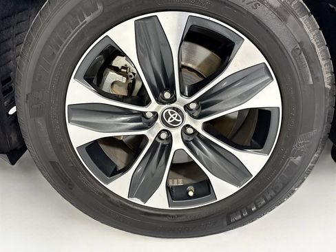 Used 2022 Toyota Highlander XLE AWD/4WD image 31
