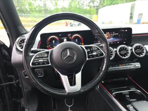 Used 2023 Mercedes-Benz GLB 250 4MATIC w/ Premium Package image 6
