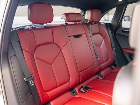 Certified 2025 Porsche Macan AWD/4WD image 21