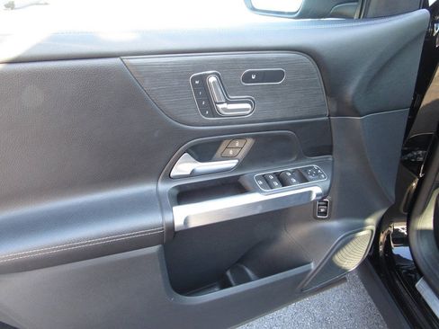 Used 2023 Mercedes-Benz GLB 250 4MATIC image 19