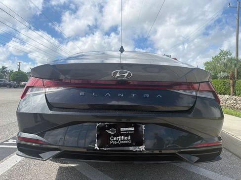 Used 2021 Hyundai Elantra SEL w/ Convenience + Premium Package FWD image 4