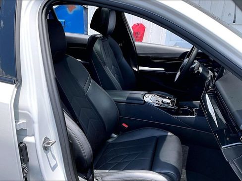 Used 2024 BMW 530i w/ Premium Package RWD image 27