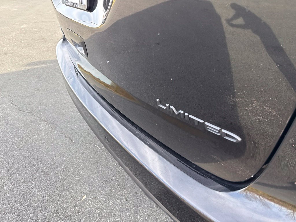 Used 2025 Chrysler Pacifica Limited FWD image 19
