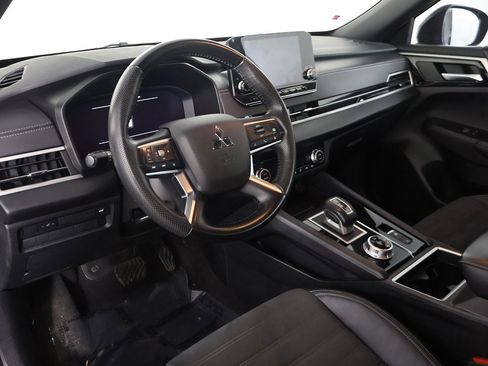 Used 2023 Mitsubishi Outlander SE Black Edition image 28