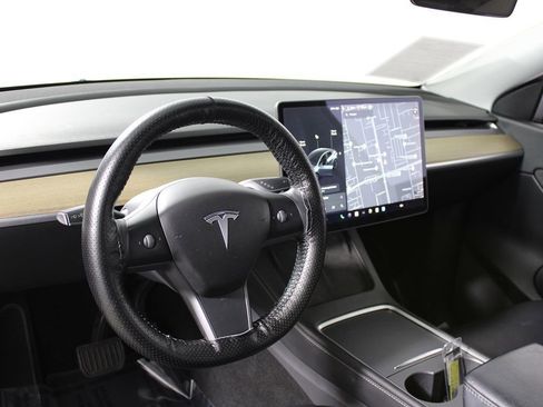 Used 2021 Tesla Model Y Long Range image 8