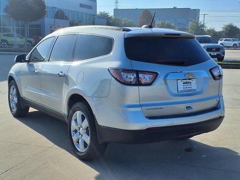 Used 2017 Chevrolet Traverse LT w/ Style and Technology Package FWD image 2