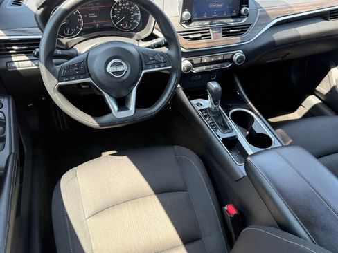 Used 2024 Nissan Altima 2.5 SV FWD image 8