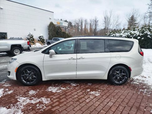 Used 2020 Chrysler Pacifica Touring-L image 7