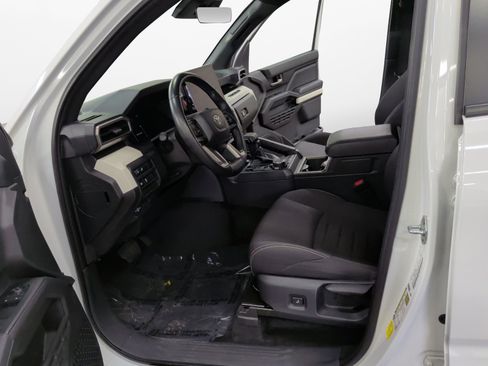 Used 2024 Toyota Tacoma TRD Sport image 9