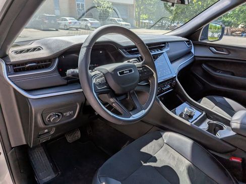 Used 2025 Jeep Grand Cherokee Altitude AWD/4WD image 13