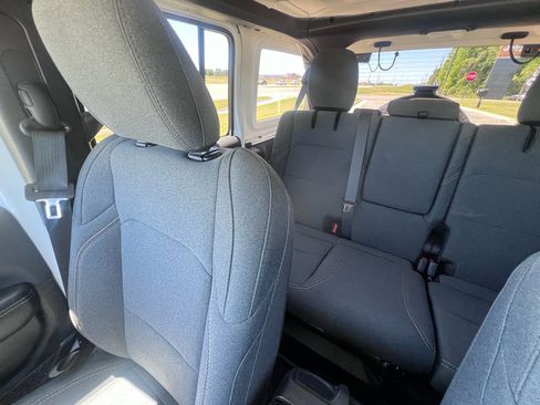 Used 2025 Jeep Wrangler Sahara image 26