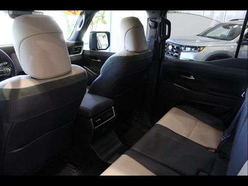 Used 2024 Lexus GX 550 image 16