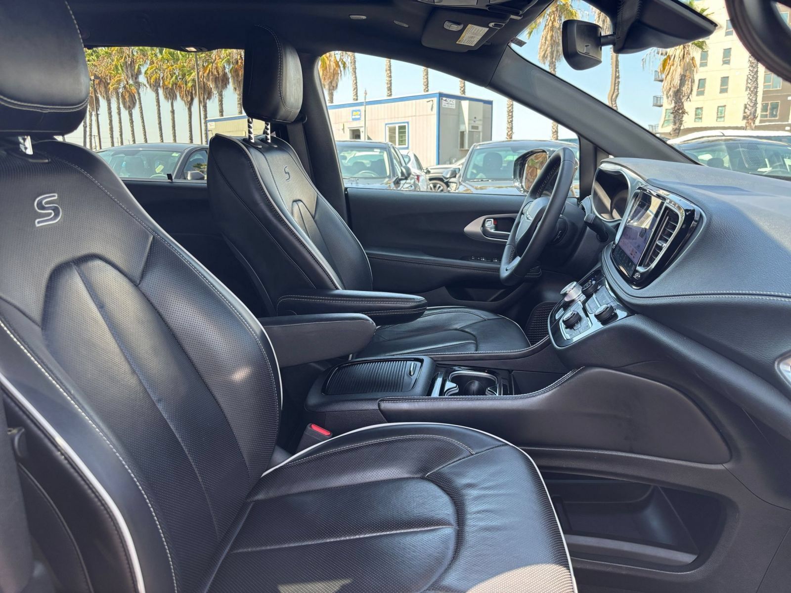 Used 2025 Chrysler Pacifica Limited FWD image 40