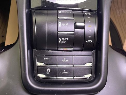 Used 2016 Porsche Cayenne S image 33