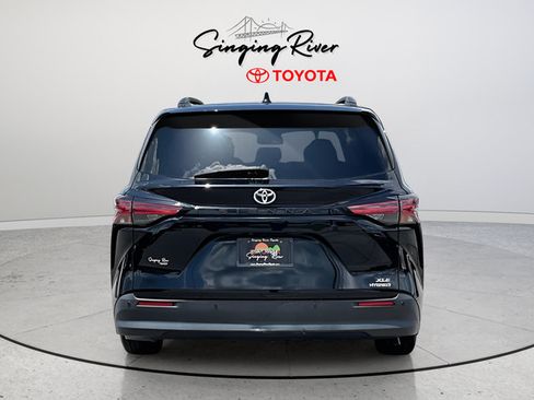 Used 2021 Toyota Sienna XLE FWD image 5