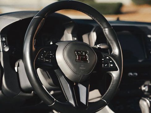 Used 2019 Nissan GT-R Premium w/ Premium Interior Package image 36