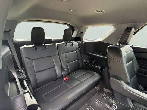 Used 2022 Ford Explorer XLT w/ Equipment Group 202A AWD/4WD image 19