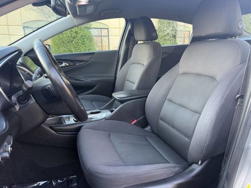 Used 2017 Chevrolet Malibu LT image 9