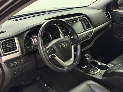 Used 2019 Toyota Highlander XLE AWD/4WD image 21