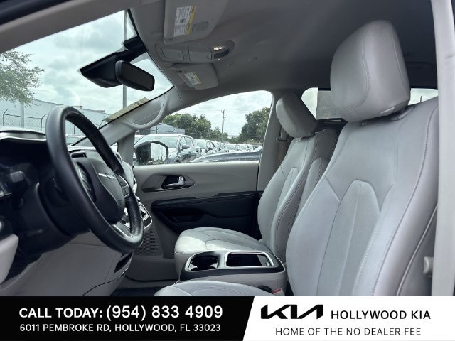 Used 2021 Chrysler Pacifica Touring-L FWD image 13